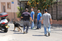  بالصور: الشرطة تداهم 3 بيوت في حي العجمي بمدينة يافا